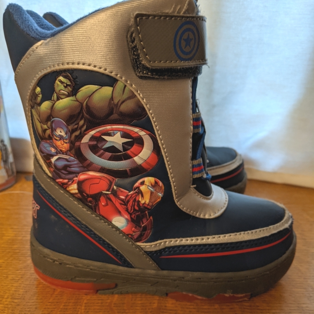 Avengers light up boys size 10 snow boots